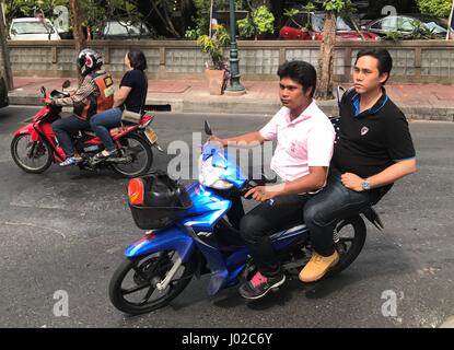 Bangkok, Thaïlande. 7 avr, 2017. Les motos de route à travers les rues de Bangkok, Thaïlande, 7 avril 2017. Les rues de la Thaïlande sont parmi les plus dangereuses du monde. Le royaume a presque dix fois plus de décès dus aux accidents de la route que l'Allemagne - c'est la première cause de décès chez les touristes. Le risque est plus grand chaque année au cours de la Songkran festival. Photo : Christoph Sator/dpa/Alamy Live News Banque D'Images