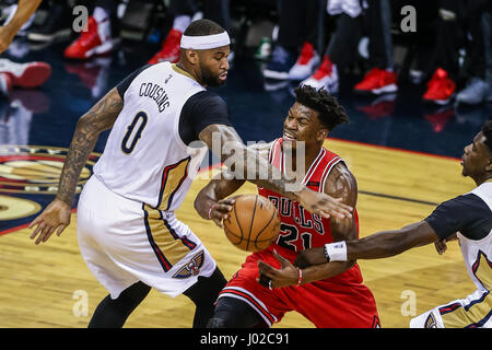 2 avril 2017 - Chicago Bulls avant Jimmy Butler (21) est souillée par la Nouvelle Orléans avant de pélicans DeMarcus Cousins (0) pendant le jeu entre la Nouvelle Orléans pélicans et les Chicago Bulls lors de la King Smoothie Center de New Orleans, LA. Stephen Lew/CSM Banque D'Images
