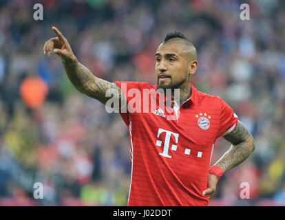 Munich, Allemagne. 8Th apr 2017. Le Bayern de Munich, Franck Arturo Vidal réagit pendant leur Bundesliga allemande match contre Borussia Dortmund à Munich, Allemagne, le 8 avril 2017. Le Bayern Munich a gagné 4-1. Crédit : Philippe Ruiz/Xinhua/Alamy Live News Banque D'Images