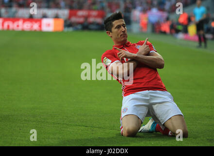 Munich, Allemagne. 8Th apr 2017. Le Bayern de Munich, Robert Lewandowski fête marquant pendant leur Bundesliga allemande match contre Borussia Dortmund à Munich, Allemagne, le 8 avril 2017. Le Bayern Munich a gagné 4-1. Crédit : Philippe Ruiz/Xinhua/Alamy Live News Banque D'Images