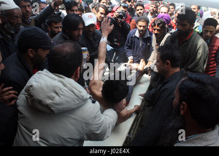 Srinagar, Cachemire sous administration indienne. Le 9 avril, 2017.Un blessé se sont précipités à l'hôpital local après avoir tué 3 personnes . d'affrontements et de nombreux blessés en vigueur action au Jammu-et-Cachemire budgam, le jour du scrutin pour Srinagar, siège du parlement indien . Credit : Sofi Suhail/Alamy Live News Banque D'Images