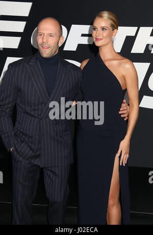 8 avril 2017 - New York, New York, États-Unis - l'acteur Jason Statham et sa femme modèle / actrice ROSIE HUNTINGTON-WHITELEY assister à la première de New York 'le sort de la Furious' qui s'est tenue au Radio City Music Hall, (Crédit Image : © Kaszerman ZUMA Nancy via le fil) Banque D'Images