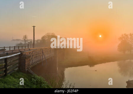 Stibbington, España. Dimanche 9 avril 2017. UK : météo Brouillard lever du soleil sur la rivière Nene, attend ronchonner, le brouillard disparaît. Credit : WansfordPhoto/Alamy Live News Banque D'Images