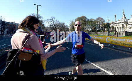 Brighton, UK. Apr 9, 2017. Des milliers de coureurs participent à la Brighton Marathon aujourd'hui sur une belle journée chaude avec des températures atteignant 24 degrés celsius dans certaines régions du pays Crédit : Simon Dack/Alamy Live News Banque D'Images