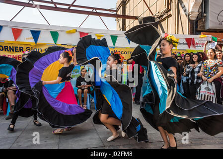 Londres, Royaume-Uni. Samedi 8 Avril 2017. Les jeunes danseurs folkloriques colombiennes Talentos effectuer à la protestation animé soutenant la campagne Village Latin sauver contre la démolition de la plus grande du marché latino-américain en Angleterre à Sept Soeurs. Ils veulent économiser cette ressource communautaire en regard des plans de démolition, de cadre de l'épuration sociale et de l'embourgeoisement du bloc par Haringey Council avec les promoteurs immobiliers, qui devrait la remplacer avec cher appartements et les magasins, les investisseurs tirent profit au détriment de la communauté. Crédit : Peter Marshall/Alamy Live News Banque D'Images