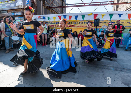 Londres, Royaume-Uni. Samedi 8 Avril 2017. Les jeunes danseurs folkloriques colombiennes Talentos effectuer à la protestation animé soutenant la campagne Village Latin sauver contre la démolition de la plus grande du marché latino-américain en Angleterre à Sept Soeurs. Ils veulent économiser cette ressource communautaire en regard des plans de démolition, de cadre de l'épuration sociale et de l'embourgeoisement du bloc par Haringey Council avec les promoteurs immobiliers, qui devrait la remplacer avec cher appartements et les magasins, les investisseurs tirent profit au détriment de la communauté. Crédit : Peter Marshall/Alamy Live News Banque D'Images