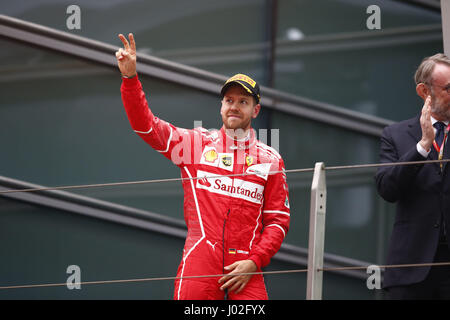 Shanghai, Chine. 09 avr, 2017. Shanghai : Motorsports : Championnat du Monde de Formule 1 de la FIA 2017 # 5 Sebastian Vettel (GER, Scuderia Ferrari) Chinese Grand Prix de Formule 1 sur le circuit de Shanghai, 09 avril 2017 à Shanghai, Chine. (Photo de Hoch Zwei) | Conditions de crédit dans le monde entier : dpa/Alamy Live News Banque D'Images