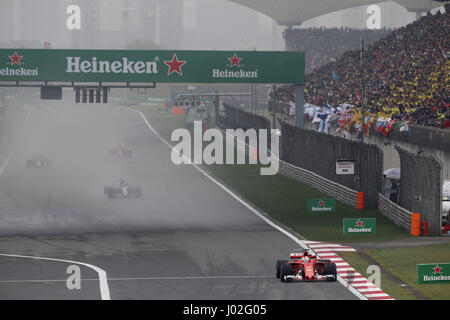 Shanghai, Chine. 09 avr, 2017. Shanghai : Motorsports : Championnat du Monde de Formule 1 de la FIA 2017 # 5 Sebastian Vettel (GER, Scuderia Ferrari) Chinese Grand Prix de Formule 1 sur le circuit de Shanghai, 09 avril 2017 à Shanghai, Chine. (Photo de Hoch Zwei) | Conditions de crédit dans le monde entier : dpa/Alamy Live News Banque D'Images