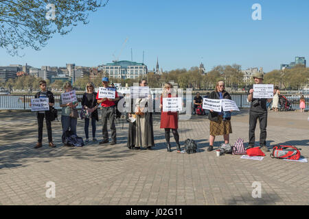 Lambeth, UK. 8 avril, 2017.Le bien-être des animaux se rassemblent à l'extérieur de manifestants ITV London Studios à Lambeth. Que les badauds passent sur la rivière Thames Embankment, les manifestants protester silencieusement sur la cruauté envers les chevaux engagés dans le Grand National avant la course à Aintree le samedi 8 avril 2017. Banque D'Images