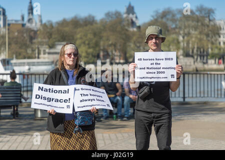 Lambeth, UK. 8 avril, 2017.Le bien-être des animaux se rassemblent à l'extérieur de manifestants ITV London Studios à Lambeth. Que les badauds passent sur la rivière Thames Embankment, les manifestants protester silencieusement sur la cruauté envers les chevaux engagés dans le Grand National avant la course à Aintree le samedi 8 avril 2017. Banque D'Images