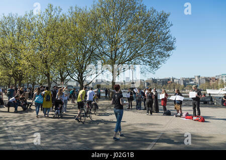 Lambeth, UK. 8 avril, 2017.Le bien-être des animaux se rassemblent à l'extérieur de manifestants ITV London Studios à Lambeth. Que les badauds passent sur la rivière Thames Embankment, les manifestants protester silencieusement sur la cruauté envers les chevaux engagés dans le Grand National avant la course à Aintree le samedi 8 avril 2017. Banque D'Images