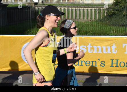 Brighton, UK. Apr 9, 2017. Des milliers de coureurs participent à la Brighton Marathon et course de 10k ujourd'hui sur une belle journée chaude ensoleillée avec des températures atteignant 24 degrés celsius dans certaines régions du pays Crédit : Simon Dack/Alamy Live News Banque D'Images