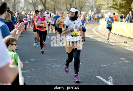 Brighton, UK. Apr 9, 2017. Des milliers de coureurs participent à la Brighton Marathon aujourd'hui sur une belle journée chaude avec des températures atteignant 24 degrés celsius dans certaines régions du pays Crédit : Simon Dack/Alamy Live News Banque D'Images