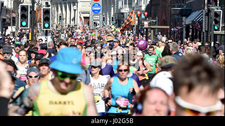 Brighton, UK. Apr 9, 2017. Des milliers de coureurs participent à la Brighton Marathon aujourd'hui sur une belle journée chaude avec des températures atteignant 24 degrés celsius dans certaines régions du pays Crédit : Simon Dack/Alamy Live News Banque D'Images