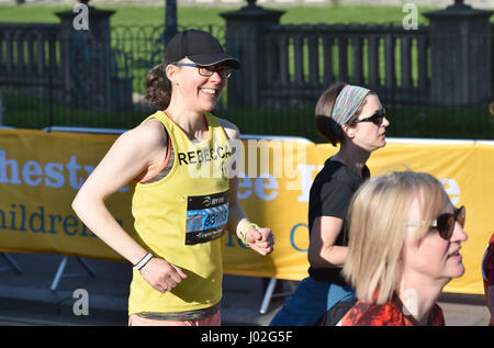 Brighton, UK. Apr 9, 2017. Des milliers de coureurs participent à la Brighton Marathon et course de 10k aujourd'hui sur une belle journée chaude avec des températures atteignant 24 degrés celsius dans certaines régions du pays Crédit : Simon Dack/Alamy Live News Banque D'Images