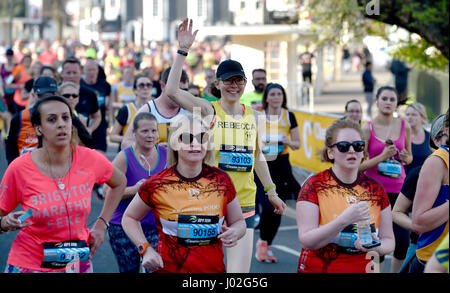 Brighton, UK. Apr 9, 2017. Des milliers de coureurs participent à la Brighton Marathon et course de 10k aujourd'hui sur une belle journée chaude avec des températures atteignant 24 degrés celsius dans certaines régions du pays Crédit : Simon Dack/Alamy Live News Banque D'Images