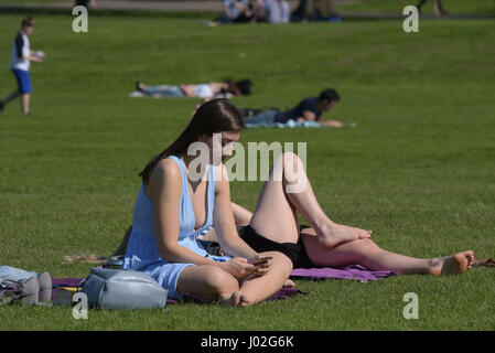 Le Parc de Greenwich, London, UK. Le 9 avril, 2017. Sur ce qui est prévu pour être la journée la plus chaude de 2017 jusqu'à présent avec la température atteignant 24c, les gens apprécient le soleil du printemps dans le parc de Greenwich à Londres, le 9 avril 2017 Crédit : MARTIN DALTON/Alamy Live News Banque D'Images