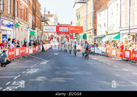 Louth, Lincolnshire, Royaume-Uni. Le 9 avril, 2017. Visite de l'Wolds dans Louth Lincolnshire UK Angleterre 09/04/2017Vélo britannique HSBC UK série nationale des femmes du cyclisme professionnel de la route et les équipes cyclistes professionnelles randonnée autour du Wolds sur un vélo de route de la concurrence. Remporté par l'événement femmes Women's Tour of the Wolds est un événement de la série Road Womens tenu plus de 62km). Le Men's Tour of the Wolds est un événement de série de la coupe de printemps a tenu plus de 102milles Crédit : Cornwall iconique/Alamy Live News Banque D'Images