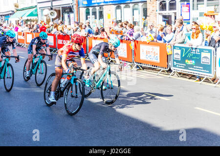 Louth, Lincolnshire, Royaume-Uni. Le 9 avril, 2017. Visite de l'Wolds dans Louth Lincolnshire UK Angleterre 09/04/2017Vélo britannique HSBC UK série nationale des femmes du cyclisme professionnel de la route et les équipes cyclistes professionnelles randonnée autour du Wolds sur un vélo de route de la concurrence. Remporté par l'événement femmes Women's Tour of the Wolds est un événement de la série Road Womens tenu plus de 62km). Le Men's Tour of the Wolds est un événement de série de la coupe de printemps a tenu plus de 102milles Crédit : Cornwall iconique/Alamy Live News Banque D'Images