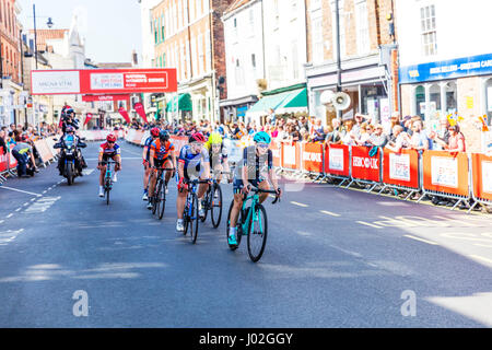 Louth, Lincolnshire, Royaume-Uni. Le 9 avril, 2017. Visite de l'Wolds dans Louth Lincolnshire UK Angleterre 09/04/2017Vélo britannique HSBC UK série nationale des femmes du cyclisme professionnel de la route et les équipes cyclistes professionnelles randonnée autour du Wolds sur un vélo de route de la concurrence. Remporté par l'événement femmes Women's Tour of the Wolds est un événement de la série Road Womens tenu plus de 62km). Le Men's Tour of the Wolds est un événement de série de la coupe de printemps a tenu plus de 102milles Crédit : Cornwall iconique/Alamy Live News Banque D'Images