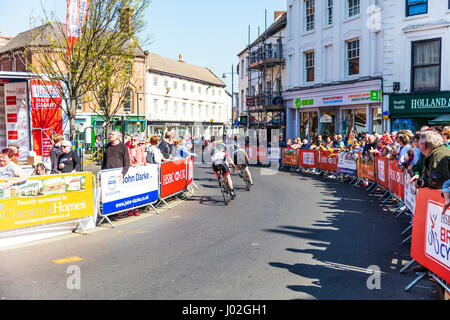 Louth, Lincolnshire, Royaume-Uni. Le 9 avril, 2017. Visite de l'Wolds dans Louth Lincolnshire UK Angleterre 09/04/2017Vélo britannique HSBC UK série nationale des femmes du cyclisme professionnel de la route et les équipes cyclistes professionnelles randonnée autour du Wolds sur un vélo de route de la concurrence. Remporté par l'événement femmes Women's Tour of the Wolds est un événement de la série Road Womens tenu plus de 62km). Le Men's Tour of the Wolds est un événement de série de la coupe de printemps a tenu plus de 102milles Crédit : Cornwall iconique/Alamy Live News Banque D'Images