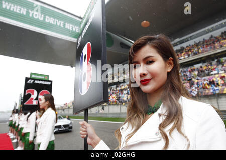 Shanghai, Chine. 09 avr, 2017. Shanghai : Motorsports : Championnat du Monde de Formule 1 de la FIA 2017 grid girl Chinese Grand Prix de Formule 1 sur le circuit de Shanghai, 09 avril 2017 à Shanghai, Chine. (Photo de Hoch Zwei) | Conditions de crédit dans le monde entier : dpa/Alamy Live News Banque D'Images