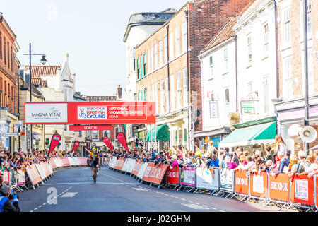 Louth, Lincolnshire, Royaume-Uni. Le 9 avril, 2017. Visite de l'Wolds dans Louth Lincolnshire UK Angleterre 09/04/2017Vélo britannique HSBC UK série nationale des femmes du cyclisme professionnel de la route et les équipes cyclistes professionnelles randonnée autour du Wolds sur un vélo de route de la concurrence. Remporté par l'événement femmes Women's Tour of the Wolds est un événement de la série Road Womens tenu plus de 62km). Le Men's Tour of the Wolds est un événement de série de la coupe de printemps a tenu plus de 102milles Crédit : Cornwall iconique/Alamy Live News Banque D'Images