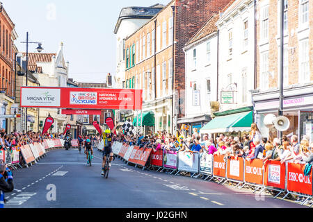 Louth, Lincolnshire, Royaume-Uni. Le 9 avril, 2017. Visite de l'Wolds dans Louth Lincolnshire UK Angleterre 09/04/2017Vélo britannique HSBC UK série nationale des femmes du cyclisme professionnel de la route et les équipes cyclistes professionnelles randonnée autour du Wolds sur un vélo de route de la concurrence. Remporté par l'événement femmes Women's Tour of the Wolds est un événement de la série Road Womens tenu plus de 62km). Le Men's Tour of the Wolds est un événement de série de la coupe de printemps a tenu plus de 102milles Crédit : Cornwall iconique/Alamy Live News Banque D'Images