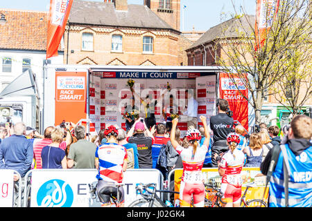 Louth, Lincolnshire, Royaume-Uni. Le 9 avril, 2017. Visite de l'Wolds dans Louth Lincolnshire UK Angleterre 09/04/2017Vélo britannique HSBC UK série nationale des femmes du cyclisme professionnel de la route et les équipes cyclistes professionnelles randonnée autour du Wolds sur un vélo de route de la concurrence. Remporté par l'événement femmes Women's Tour of the Wolds est un événement de la série Road Womens tenu plus de 62km). Le Men's Tour of the Wolds est un événement de série de la coupe de printemps a tenu plus de 102milles gagnant Elizabeth Banks deuxième Anna Christian de Story Racing's Chanel Chanel Histoire Mason Mason troisième Crédit : course Cornwall iconique/Alamy vivre Banque D'Images