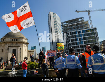 Birmingham, UK. 8 avril, 2017. Sur la suite des attaques terroristes à Londres le 22 mars, la Ligue de défense anglaise (EDL), un rassemblement pour protester contre l 'islamisation' du Royaume-Uni, entre autres questions Crédit : Alexandre Rotenberg/Alamy Live News Banque D'Images