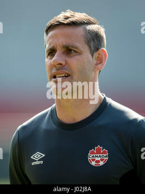 Erfurt, Allemagne. 09 avr, 2017. Entraîneur du Canada John Hedman surveille ses joueurs lors de la women's national match entre l'Allemagne et le Canada dans le stade Steigerwald à Erfurt, Allemagne, 09 avril 2017. Photo : Thomas Eisenhuth/dpa-Zentralbild/dpa/Alamy Live News Banque D'Images