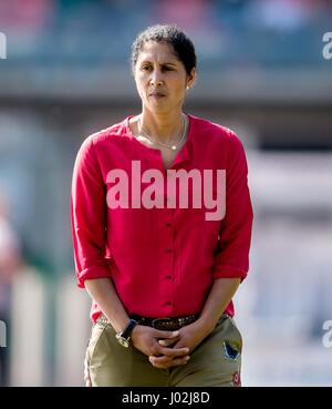 Erfurt, Allemagne. 09 avr, 2017. L'entraîneur de l'Allemagne Steffi Jones observe ses joueurs lors de la women's national match entre l'Allemagne et le Canada dans le stade Steigerwald à Erfurt, Allemagne, 09 avril 2017. Photo : Thomas Eisenhuth/dpa-Zentralbild/dpa/Alamy Live News Banque D'Images