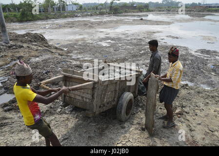 Dhaka, Bangladesh. Le 9 avril, 2017. Travaux publics Travaux bangladais pollution de l'environnement toxique à Savar tannerie Industrial Estate, près de Dhaka, Bangladesh. Le 9 avril, 2017 le passage commence à partir de Hazaribag tannerie à Savar tannerie Industrial Estate, près de Dhaka. Plus de 40 déjà tannerie commence leur production dans la tannerie Savar Industrial Estate et environ 110 tanneries setup leurs machines, ce qui rend l'infrastructure et d'autres à Savar près de Dhaka, Bangladesh. Mamunur Rashid/crédit : Alamy Live News Banque D'Images