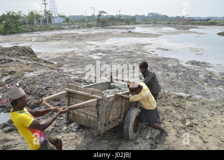 Dhaka, Bangladesh. Le 9 avril, 2017. Travaux publics Travaux bangladais pollution de l'environnement toxique à Savar tannerie Industrial Estate, près de Dhaka, Bangladesh. Le 9 avril, 2017 le passage commence à partir de Hazaribag tannerie à Savar tannerie Industrial Estate, près de Dhaka. Plus de 40 déjà tannerie commence leur production dans la tannerie Savar Industrial Estate et environ 110 tanneries setup leurs machines, ce qui rend l'infrastructure et d'autres à Savar près de Dhaka, Bangladesh. Mamunur Rashid/crédit : Alamy Live News Banque D'Images