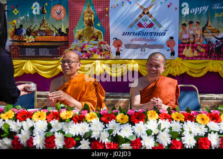 Londres, Royaume-Uni. 9 avril 2017. Les moines bouddhistes assis recevoir des offrandes. Les fidèles et les visiteurs assistent à la fête du Nouvel An Thaï de Songkran au Temple Buddhapadipa dans Wimbledon. Traditionnellement, l'aspersion de l'eau symbolise le lavage du passé, et de l'eau doucement aurait été versé sur les anciens, ou des images du Bouddha. Crédit : Stephen Chung / Alamy Live News Banque D'Images