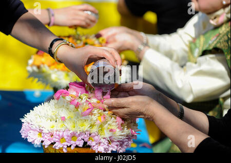 Londres, Royaume-Uni. 9 avril 2017. Les fidèles et les visiteurs assistent à la fête du Nouvel An Thaï de Songkran au Temple Buddhapadipa dans Wimbledon. Traditionnellement, l'aspersion de l'eau symbolise le lavage du passé, et de l'eau doucement aurait été versé sur les anciens, ou des images du Bouddha. Crédit : Stephen Chung / Alamy Live News Banque D'Images