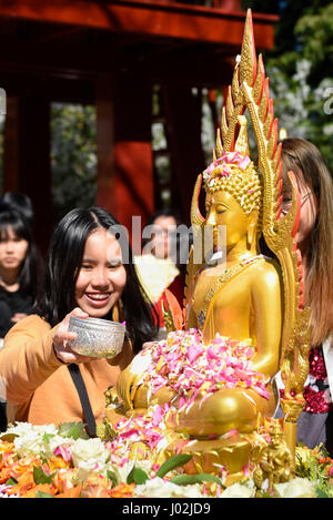 Londres, Royaume-Uni. 9 avril 2017. Les fidèles et les visiteurs assistent à la fête du Nouvel An Thaï de Songkran au Temple Buddhapadipa dans Wimbledon. Traditionnellement, l'aspersion de l'eau symbolise le lavage du passé, et de l'eau doucement aurait été versé sur les anciens, ou des images du Bouddha. Crédit : Stephen Chung / Alamy Live News Banque D'Images