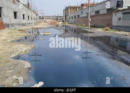 Dhaka, Bangladesh. Le 9 avril, 2017. Travaux publics Travaux bangladais pollution de l'environnement toxique à Savar tannerie Industrial Estate, près de Dhaka, Bangladesh. Le 9 avril, 2017 le passage commence à partir de Hazaribag tannerie à Savar tannerie Industrial Estate, près de Dhaka. Plus de 40 déjà tannerie commence leur production dans la tannerie Savar Industrial Estate et environ 110 tanneries setup leurs machines, ce qui rend l'infrastructure et d'autres à Savar près de Dhaka, Bangladesh. Mamunur Rashid/crédit : Alamy Live News Banque D'Images