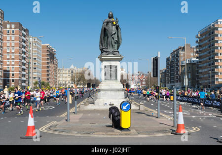 Brighton, UK. Apr 9, 2017. Grand Avenue, Hove avec des coureurs monter et descendre autour d'une statue de la reine Victoria. Des milliers de personnes ont bravé la chaleur sur la journée la plus chaude de l'année jusqu'à présent pour participer au Marathon de Brighton. Credit : Elizabeth Service/Alamy Live News Banque D'Images