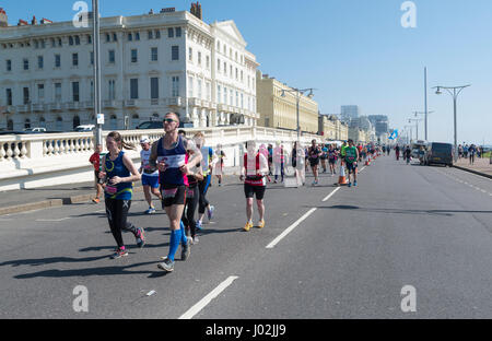 Brighton, UK. Apr 9, 2017. Porteur gère toujours un sourire en dépit d'être plus de la moitié. Des milliers de personnes ont bravé la chaleur sur la journée la plus chaude de l'année jusqu'à présent pour participer au Marathon de Brighton. Credit : Elizabeth Service/Alamy Live News Banque D'Images