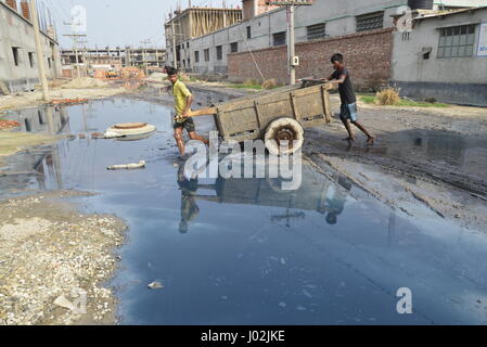 Dhaka, Bangladesh. Le 9 avril, 2017. Travaux publics Travaux bangladais pollution de l'environnement toxique à Savar tannerie Industrial Estate, près de Dhaka, Bangladesh. Le 9 avril, 2017 le passage commence à partir de Hazaribag tannerie à Savar tannerie Industrial Estate, près de Dhaka. Plus de 40 déjà tannerie commence leur production dans la tannerie Savar Industrial Estate et environ 110 tanneries setup leurs machines, ce qui rend l'infrastructure et d'autres à Savar près de Dhaka, Bangladesh. Mamunur Rashid/crédit : Alamy Live News Banque D'Images