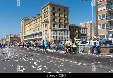 Brighton, UK. Apr 9, 2017. Les postes d'eau a manqué de tasses, obligeant les coureurs à boire dans des bouteilles d'eau. Des milliers de personnes ont bravé la chaleur sur la journée la plus chaude de l'année jusqu'à présent pour participer au Marathon de Brighton. Credit : Elizabeth Service/Alamy Live News Banque D'Images