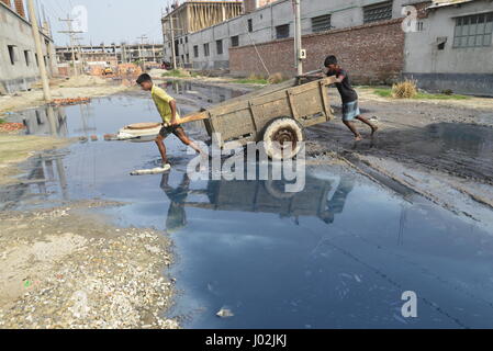 Dhaka, Bangladesh. Le 9 avril, 2017. Travaux publics Travaux bangladais pollution de l'environnement toxique à Savar tannerie Industrial Estate, près de Dhaka, Bangladesh. Le 9 avril, 2017 le passage commence à partir de Hazaribag tannerie à Savar tannerie Industrial Estate, près de Dhaka. Plus de 40 déjà tannerie commence leur production dans la tannerie Savar Industrial Estate et environ 110 tanneries setup leurs machines, ce qui rend l'infrastructure et d'autres à Savar près de Dhaka, Bangladesh. Mamunur Rashid/crédit : Alamy Live News Banque D'Images