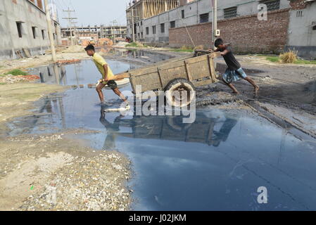 Dhaka, Bangladesh. Le 9 avril, 2017. Travaux publics Travaux bangladais pollution de l'environnement toxique à Savar tannerie Industrial Estate, près de Dhaka, Bangladesh. Le 9 avril, 2017 le passage commence à partir de Hazaribag tannerie à Savar tannerie Industrial Estate, près de Dhaka. Plus de 40 déjà tannerie commence leur production dans la tannerie Savar Industrial Estate et environ 110 tanneries setup leurs machines, ce qui rend l'infrastructure et d'autres à Savar près de Dhaka, Bangladesh. Mamunur Rashid/crédit : Alamy Live News Banque D'Images