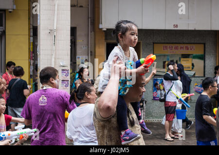 Jeune fille avec canon à eau à Songkran célébration dans la communauté thaïlandaise (peu de Thaïlande) à Hong Kong Banque D'Images