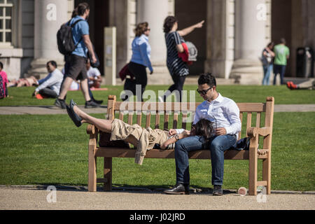 Londres, Royaume-Uni. Apr 9, 2017. Météo France : London profitez de la journée la plus chaude de l'année jusqu'à présent dans le parc de Greenwich avec des températures qui atteignent plus de 25C Crédit : Guy Josse/Alamy Live News Banque D'Images