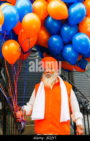 Glasgow, Ecosse, Royaume-Uni. Le 9 avril, 2017. Plus de 1000 membres de la communauté Sikh de l'Ecosse se sont réunis à Glasgow pour célébrer la fête religieuse et historique de VAISAKHI en défilant du temple Guru Nanak en Otago Street au Central Gurdwara dans Berkeley Street. À Berkeley Street après les prières et les bénédictions de la parade, se pressaient à plus de 2000 et à la musique de fond de la cornemuse jouée par les enfants a continué à Pollokshields district pour une foire de rue et d'autres célébrations. Credit : Findlay/Alamy Live News Banque D'Images