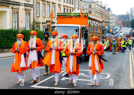 Glasgow, Ecosse, Royaume-Uni. Le 9 avril, 2017. Plus de 1000 membres de la communauté Sikh de l'Ecosse se sont réunis à Glasgow pour célébrer la fête religieuse et historique de VAISAKHI en défilant du temple Guru Nanak en Otago Street au Central Gurdwara dans Berkeley Street. À Berkeley Street après les prières et les bénédictions de la parade, se pressaient à plus de 2000 et à la musique de fond de la cornemuse jouée par les enfants a continué à Pollokshields district pour une foire de rue et d'autres célébrations. Credit : Findlay/Alamy Live News Banque D'Images