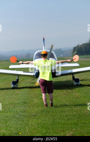 L'aérodrome de Shobdon, Herefordshire, Angleterre. Avril, 2017. L'aérodrome d'aviation générale dirige une taxying terre placier Piper PA-28 Cherokee avion. Crédit : Steven Mai/Alamy Live News Banque D'Images