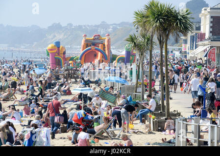 Bournemouth, Dorset, Royaume-Uni, 9th avril 2017. Plage animée au début de la vague de chaleur du printemps. Banque D'Images